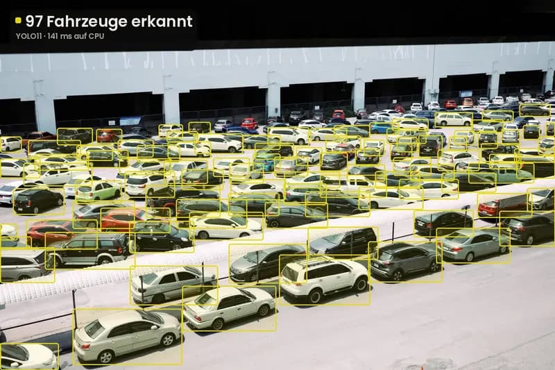 Parkdeck, 97 Fahrzeuge von der KI markiert
