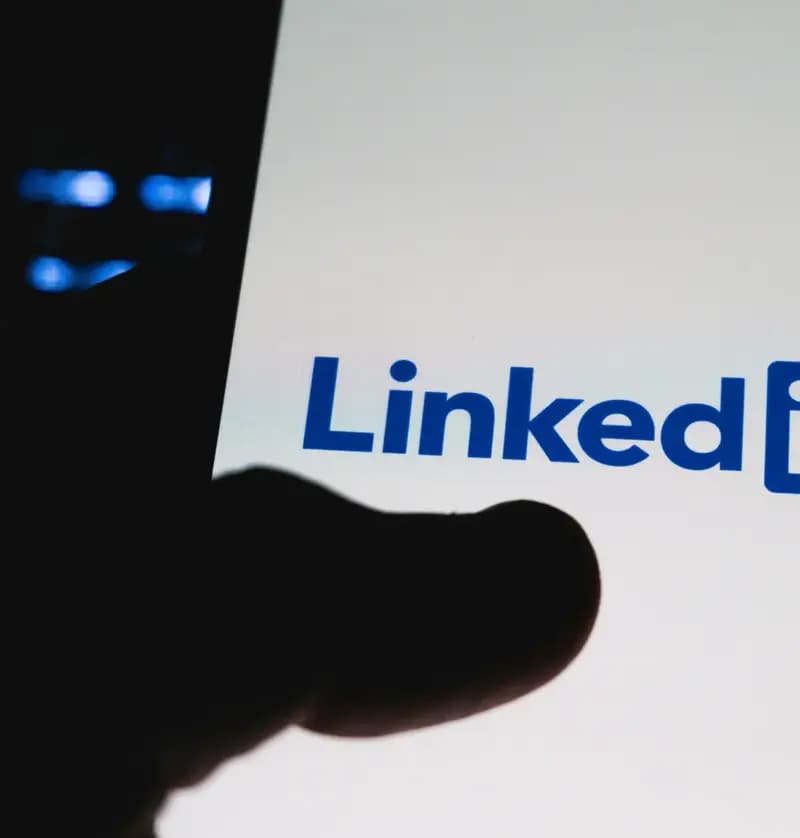 Smartphone mit LinkedIn-Logo